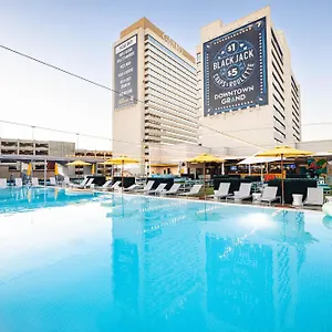 3* מלון Downtown Grand & Casino